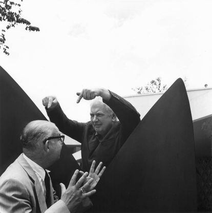 Alexander Calder, de pie, con Carlos Raúl Villanueva en la silla del diablo. |