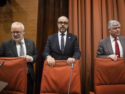 El consejero del Interior, Miquel Buch, en el centro, en su comparecencia en el Parlament.