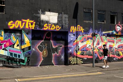 Una pared con pintadas de una de las bandas juveniles violentas implantadas en el conflictivo barrio de Digbeth, en Birmingham, en junio de 2021.