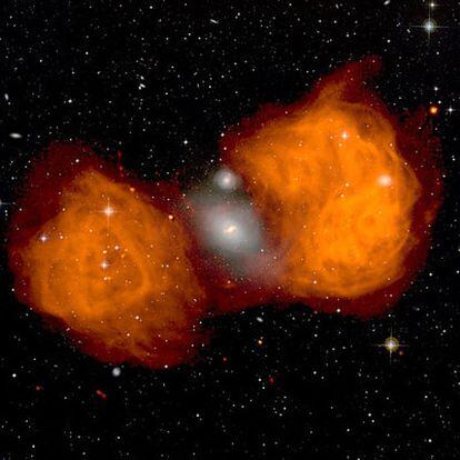 La radiogalaxia Fonax A (color anaranjado) superpuesta con la imagen en el visible del mismo objeto (NGC 1316, color azulado).