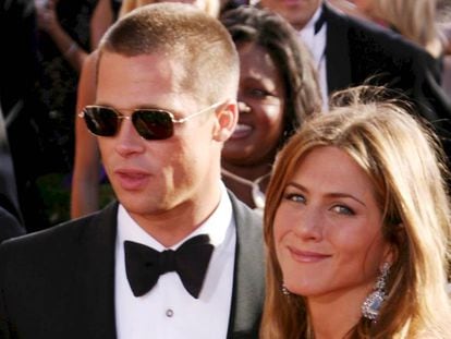 Brad Pitt y Jennifer Aniston en la alfombra roja de los premios Emmy el 19 de septiembre de 2004.