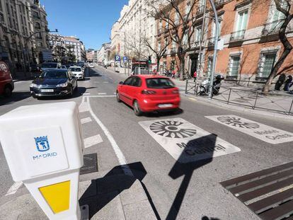 Un vehículo accede al área de tráfico restringido Madrid Central. 