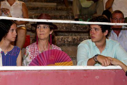 Elena de Borbón con sus dos hijos, Felipe y Federica, en la feria taurina de Palma de Mallorca el pasado agosto.