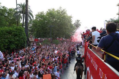 Es el séptimo título del club español como dominador del palmarés del torneo. En la image, los jugadores del Sevilla, celebran junto a los aficionados en la calle de la ciudad, este jueves.