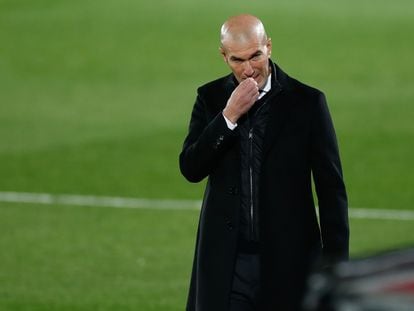 Zidane, en el banquillo de Valdebebas.