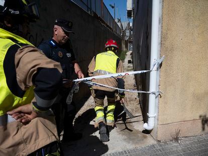 Los bomberos y la policía local intentan acceder a la parte trasera de la discoteca 'Golden', donde una serie de puertas en un pasillo inutilizó las salidas de emergencia de las discotecas, este jueves en Murcia.