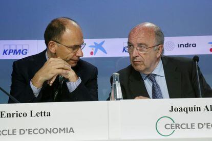 El ex primer ministro de Italia, Enrico Letta (i), conversa con el vicepresidente de la Comisión Europea, Joaquín Almunia (d), al inicio de las jornadas de la XXX Reunión del Círculo de Economía.