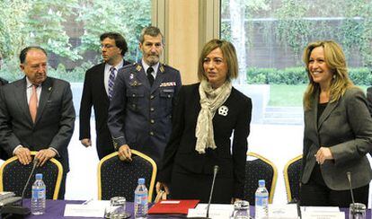 Las ministras de Exteriores, Trinidad Jiménez, y Defensa, Carme Chacón, junto al jefe del Estado Mayor de la Defensa, general José Julio Rodríguez, en el centro, y el director del Centro Nacional de Inteligencia, general Félix Sanz Roldán, a la izquierda antes de la reunión con los embajadores.