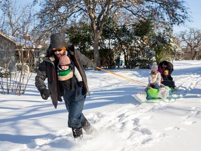 Tormenta invernal en Texas hombre lleva a sus hijas en la nieve