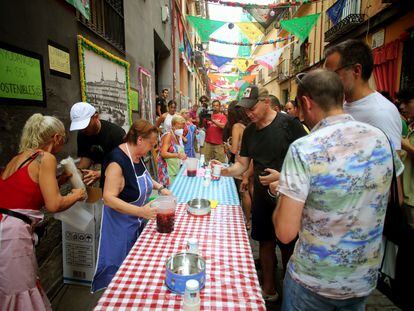 Fiestas de San Cayetano, en la calle del Oso, en agosto de 2022, en Madrid.