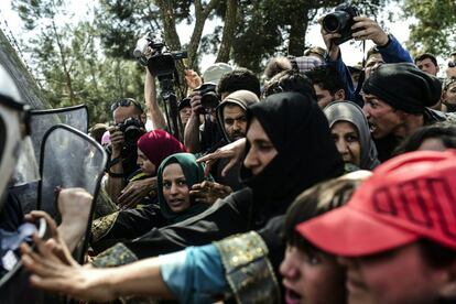 Migrantes se enfrentan a los antidisturbios este jueves en Idomeni.