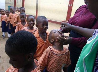 Vacunación de niños nigerianos contra la polio.