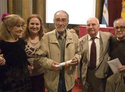 Dos de los pasajeros del <i>Massilia</i>, Francisco Villaverde y Salvador Valverde -cuarto y quinto por la izquierda-, en el acto en Buenos Aires.