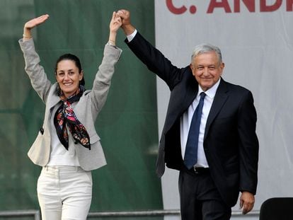 Andrés Manuel López Obrador y Claudia Sheinbaum saludan durante una ceremonia para celebrar el primer aniversario de su administración el 1 de julio de 2019 en la Ciudad de México.