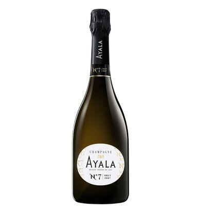 La 'maison' Ayala presenta Nº 7, una nueva referencia con personalidad y crianza prolongada, de bajo dosaje y alta calidad de sus uvas, lo que la convierten en una obra de arte líquida. En una edición limitada de 20.000 unidades, elaboradas a partir del ensamblaje de vinos de la añada 2007 procedentes de siete de las 17 mejores parcelas de la Champaña, denominadas grands crus, concretamente de las subzonas de la Côte des Blancs y de la Montagne de Reims. Al mercado español llegarán tan solo 1.000 botellas. Precio: 79,90 euros.