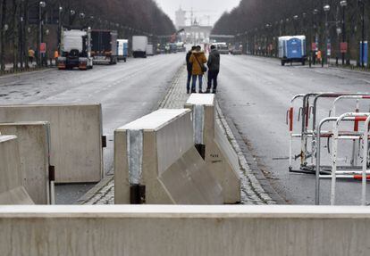 Bloques de cemento están listos para ser colocados en una calle del centro de Berlín (Alemania).