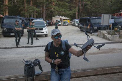 Un voluntario muestra el dron que va a utilizar para ayudar en la búsqueda, este miércoles.