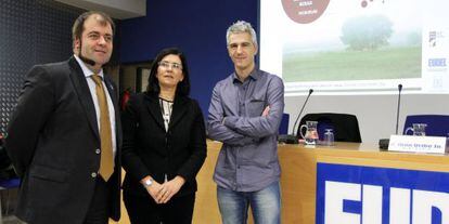 De izquierda a derecha, Xabier Legarreta, Izaskun Landaida e Ibon Uribe este jueves en la sede de Eudel en Bilbao.