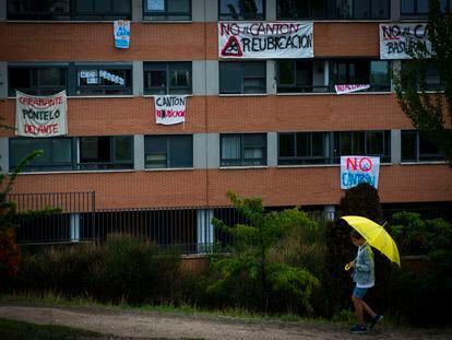 Los balcones de los edificios residenciales de Montecarmelo se han llenado de pancartas y lonas con mensajes contra la nueva ubicación del cantón.