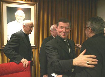 El cardenal García-Gasco (a la izquierda) junto a Martínez Camino, el lunes pasado en la CEE.