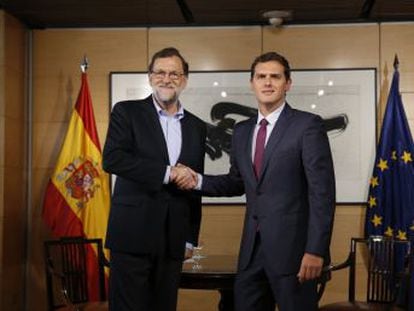 Rajoy y Rivera firman un pacto como el que fue ridiculizado en marzo por el PP  con valor político, pero sin valor práctico