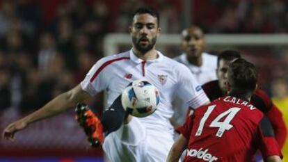 Iborra controla el balón ante Galán.