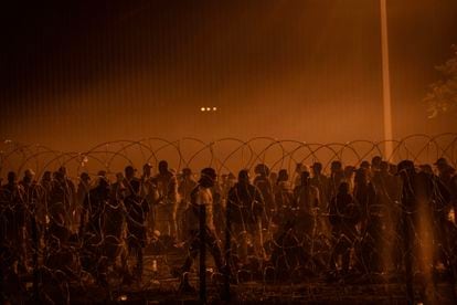 Cientos de migrantes acampan cerca del muro fronterizo, tras cruzar el Río Grande, el 9 de mayo de 2023.