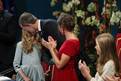 La princesa Leonor besa a su padre, el rey Felipe VI, tras finalizar su primer discurso en los premios que llevan su nombre. 