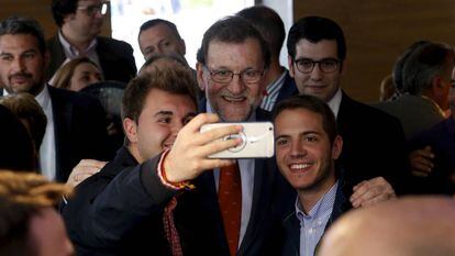 Rajoy se fotograf&iacute;a con unos j&oacute;venes, este jueves en Guadalajara. 