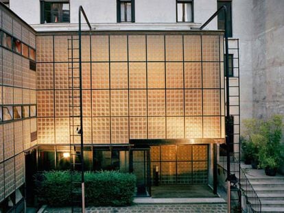 Fachada de la Maison de Verre (Casa de Vidrio) con sus elegantes marcos de 24 bloques de vidrio cada uno. 