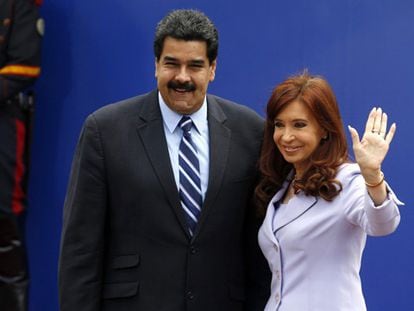 Maduro, con la presidenta Argentina en la cumbre de Mercosur.