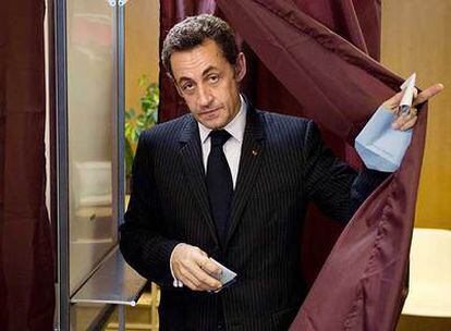 El presidente francés, Nicolas Sarkozy, vota en la segunda ronda de las municipales ayer en un colegio electoral de París.