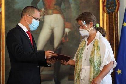 El canciller venezolano, Jorge Arreaza, entrega una carpeta a la embajadora de la UE, Isabel Brilhante, el miércoles 24 de febrero en Caracas.