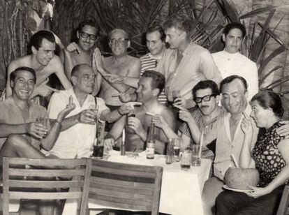 Luis Buñuel junto a Alberto Isaac, Gabriel García Márquez, LuisAlcoriza Gloria Marín, Arturo Ripstein, entre otros.