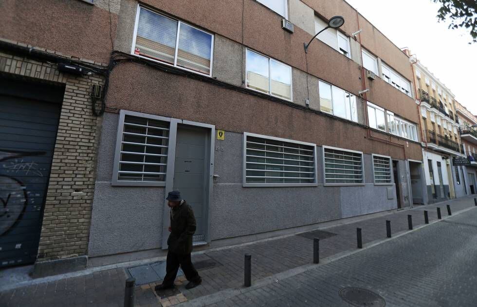 Fachada del número 19 de la calle Carolinas, en Madrid, donde Rocío Monasterio reformó el bajo del edificio.