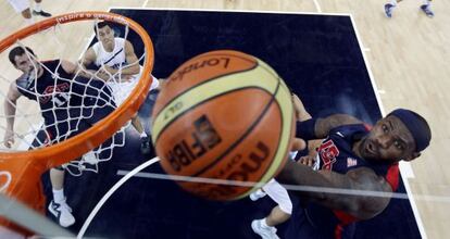 LeBron James anota ante la presencia de Prigioni.