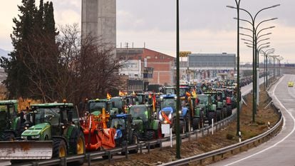 Decenas de tractores recorren la N-330 a la altura de la  localidad de Cuarte de Huerva cerca de Zaragoza, el 9 de febrero. 