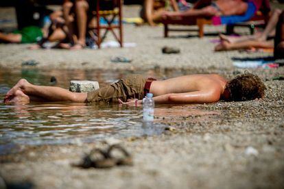 Además de acudir a los conciertos, los festivaleros de Sziget aprovechan para bañarse (o para dormir) en las aguas del Danubio.