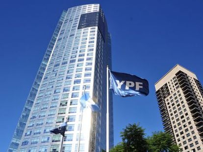 Vista del edificio de la petrolera YPF en Buenos Aires.
