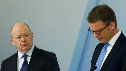 John Cryan (izquierda) y Christian Sewing, el pasado 2 de febrero en Fráncfort (Alemania).