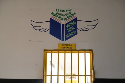 Entrada al sector de educación de la Penitenciaría Femenina Carlos Alberto Jonas Giordano.