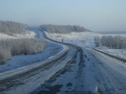 Un trayecto de la llamada 'carretera de los huesos', la autopista de Kolimá, que lleva de Yakutsk a Magadán, en el Lejano Oriente ruso.