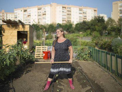 Rosario Jiménez, propietaria desde hace un año de una parcela de huertos urbanos en el Parque de Miraflores, en Sevilla.