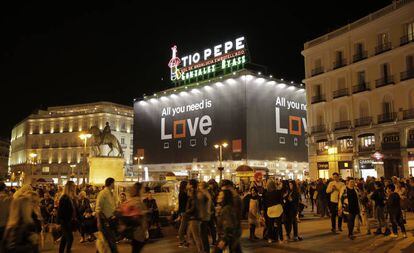 Cartel anunciando el paquete Love de Orange en la Puerta del Sol de Madrid.