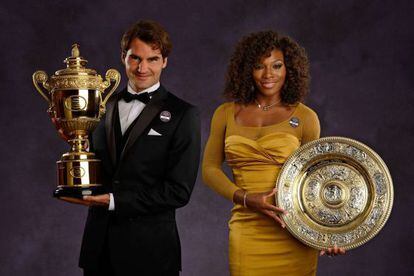 Federer y Williams con sus trofeos de Wimbledon
