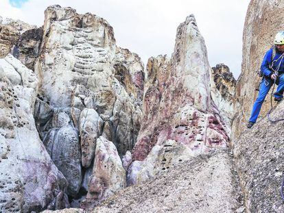 Un escalador en una de las agujas de roca cercanas al área del proyecto minero Los Domos, en la patagonia de Chile.
