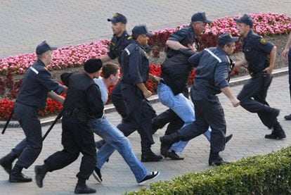 La policía detiene a manifestantes antigubernamentales la semana pasada en Minsk.
