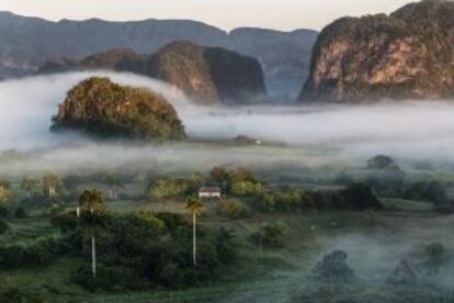 Niebla en el valle de Viñales, cerca de Pinar del Río.