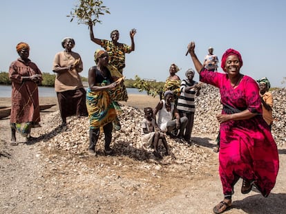 Fatou Janha Mboob, de rosa, con algunas de las compañeras de la organización TRY Oyster Women's Association.