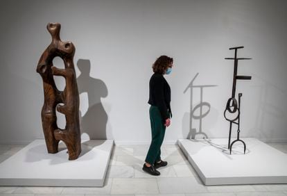 Sculptures by Oteiza (left) and Chillida (right) that begin the journey of the Bancaja Foundation in Valencia exhibition.